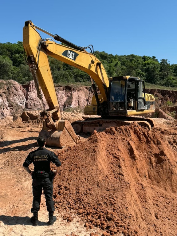 PF suspende extração ilegal de areia em Ibiraci (MG) e apreende equipamentos