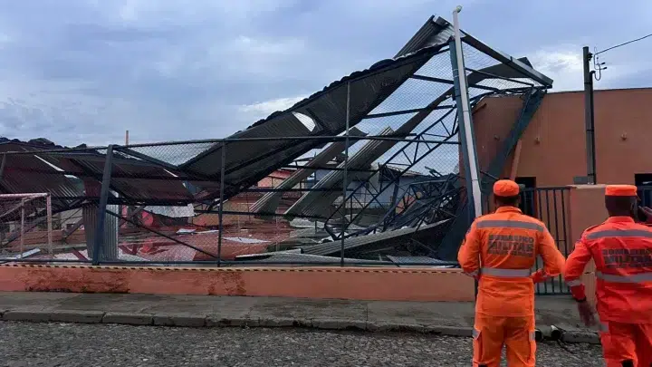 Desabamento de cobertura de quadra atinge residências em Rio Manso (MG)
