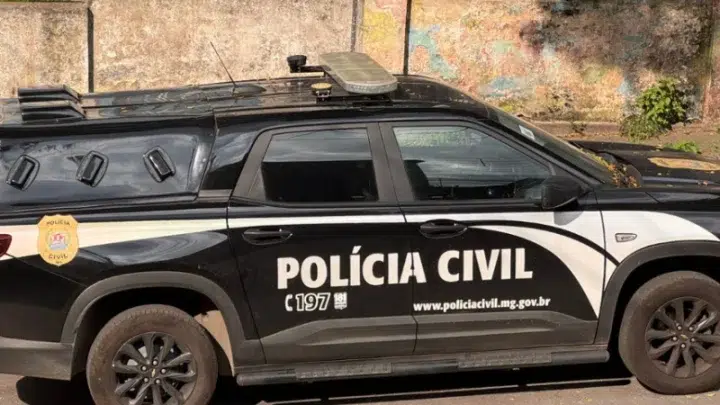 Viatura da Polícia Civil com escrita “POLÍCIA CIVIL” e logotipo, estacionada na rua