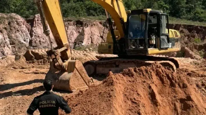 PF suspende extração ilegal de areia em Ibiraci (MG) e apreende equipamentos